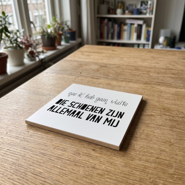 Nederlandse Quotes Wit 036, gedrukt op een houten onderzetter