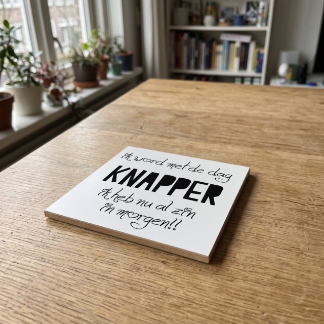 Nederlandse Quotes Wit 039, gedrukt op een houten onderzetter