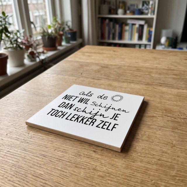 Nederlandse Quotes Wit 057, gedrukt op een houten onderzetter