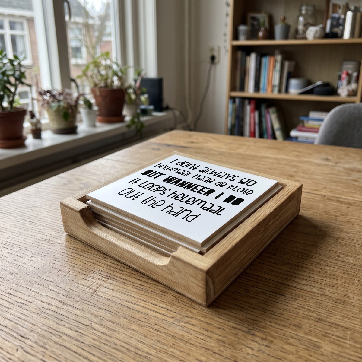 Nederlandse Quotes Wit 062, houten onderzetter in het houten bakje (het houten bakje is apart verkrijgbaar)