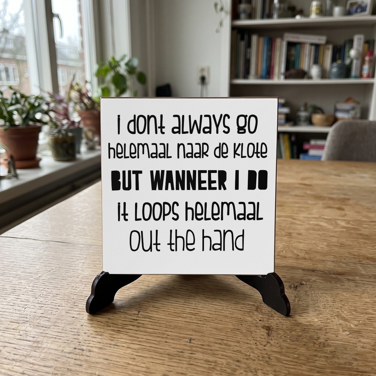 Nederlandse Quotes Wit 062, houten onderzetter op de standaard (de standaard is apart verkrijgbaar)