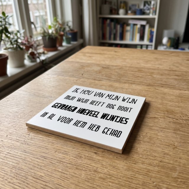 Nederlandse Quotes Wit 063, gedrukt op een houten onderzetter