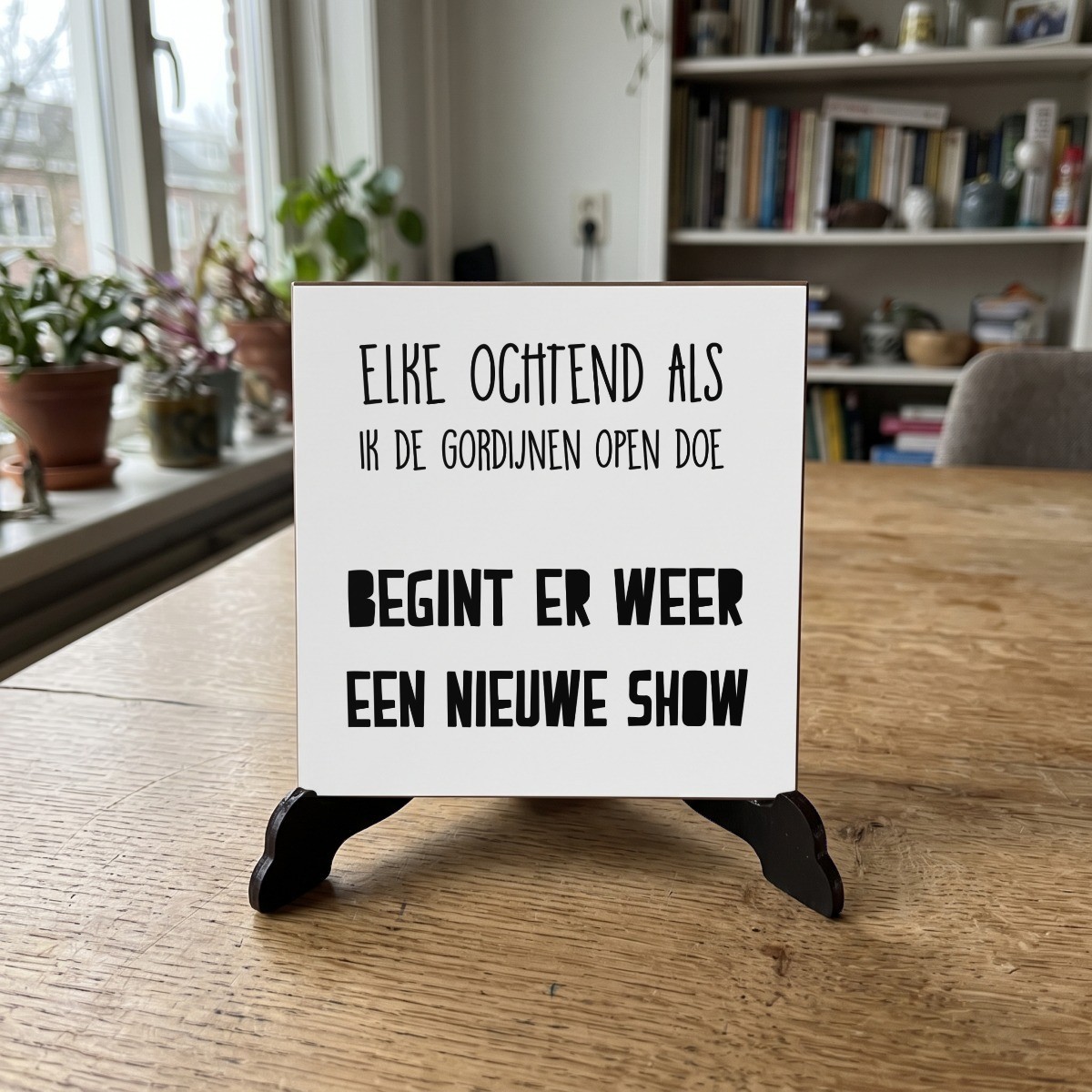 Nederlandse Quotes Wit 075, houten onderzetter op de standaard (de standaard is apart verkrijgbaar)
