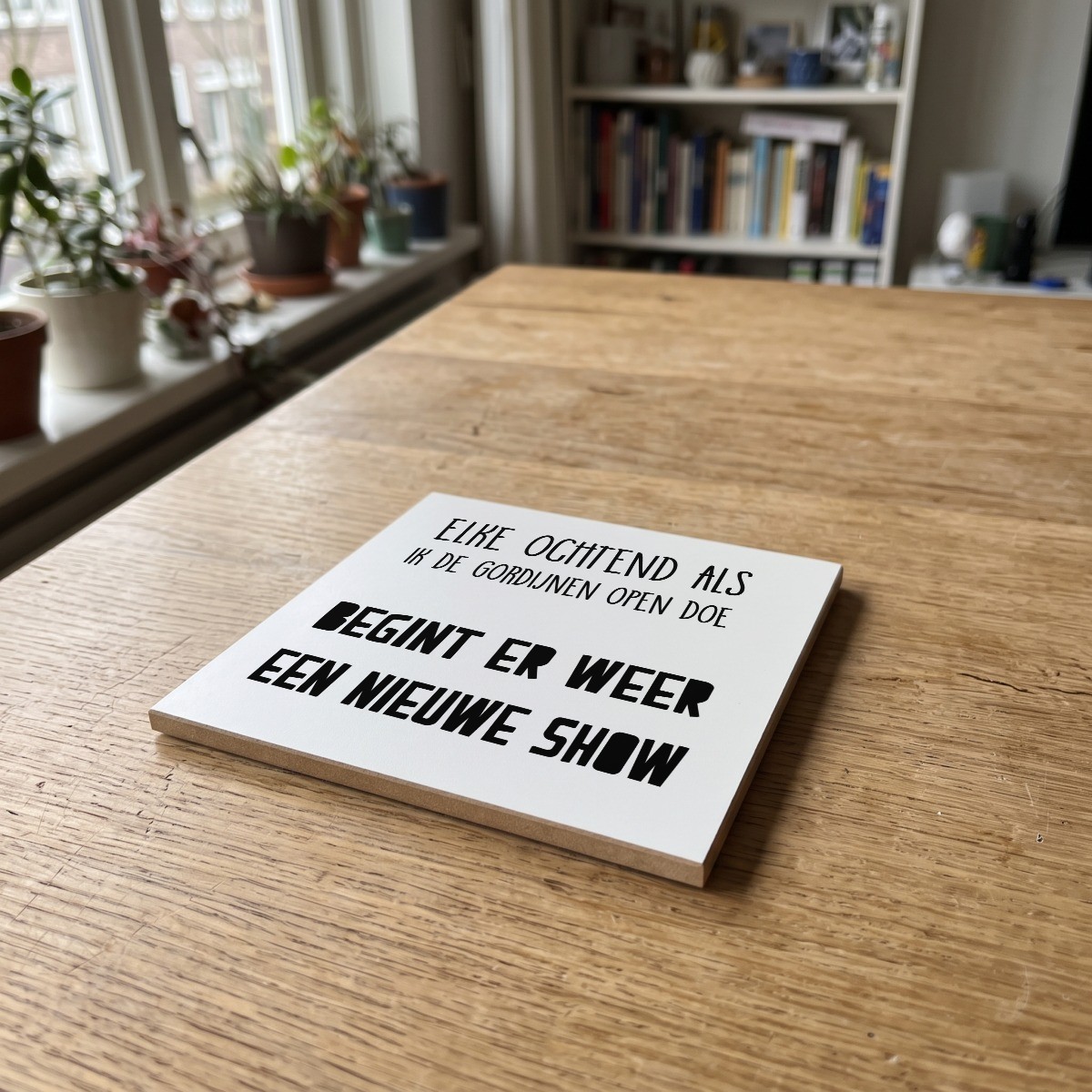 Nederlandse Quotes Wit 075, gedrukt op een houten onderzetter