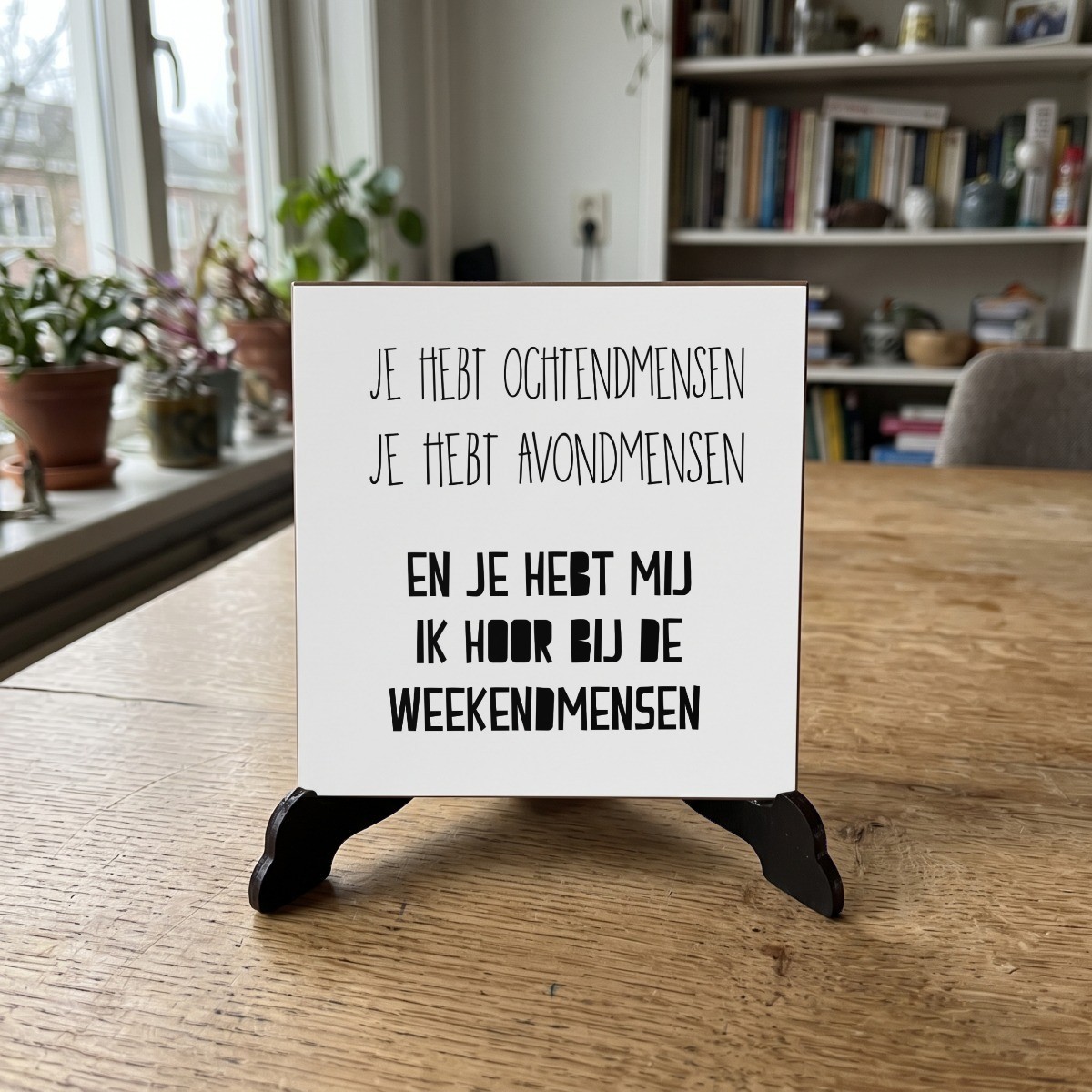 Nederlandse Quotes Wit 077, houten onderzetter op de standaard (de standaard is apart verkrijgbaar)