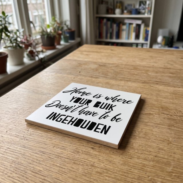 Nederlandse Quotes Wit 093, gedrukt op een houten onderzetter