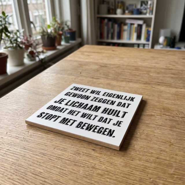 Nederlandse Quotes Wit 099, gedrukt op een houten onderzetter