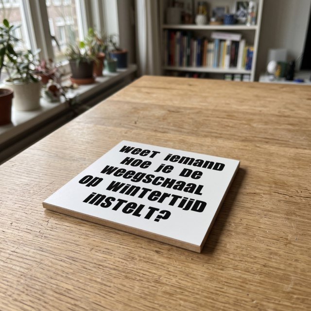 Nederlandse Quotes Wit 123, gedrukt op een houten onderzetter