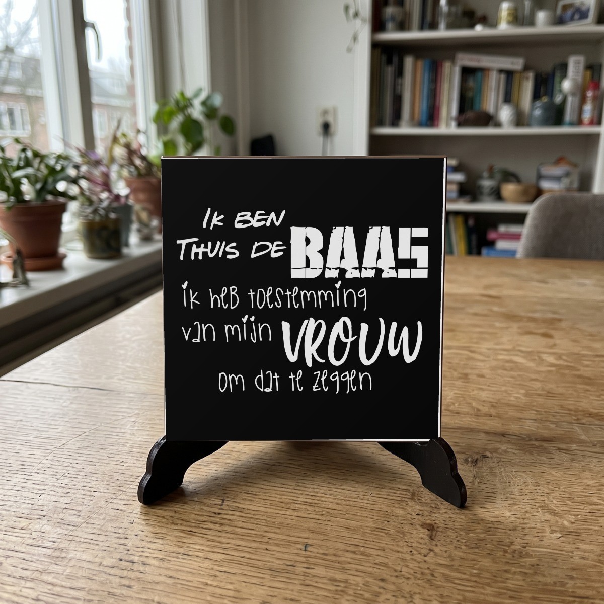 Nederlandse Quotes Zwart 001, houten onderzetter op de standaard (de standaard is apart verkrijgbaar)