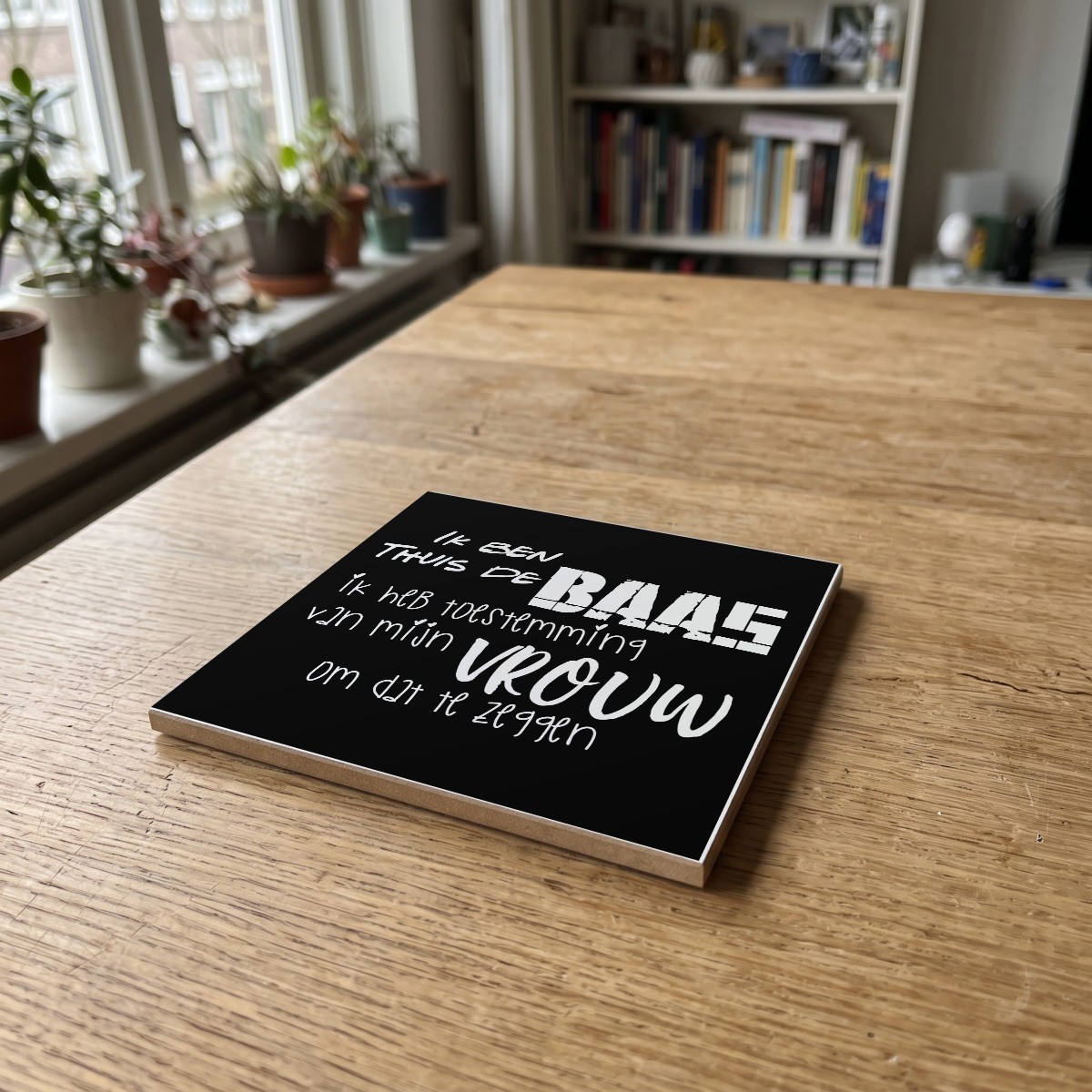 Nederlandse Quotes Zwart 001, gedrukt op een houten onderzetter