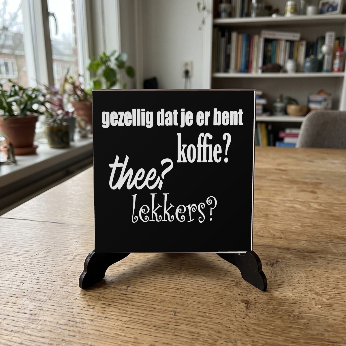 Nederlandse Quotes Zwart 007, houten onderzetter op de standaard (de standaard is apart verkrijgbaar)