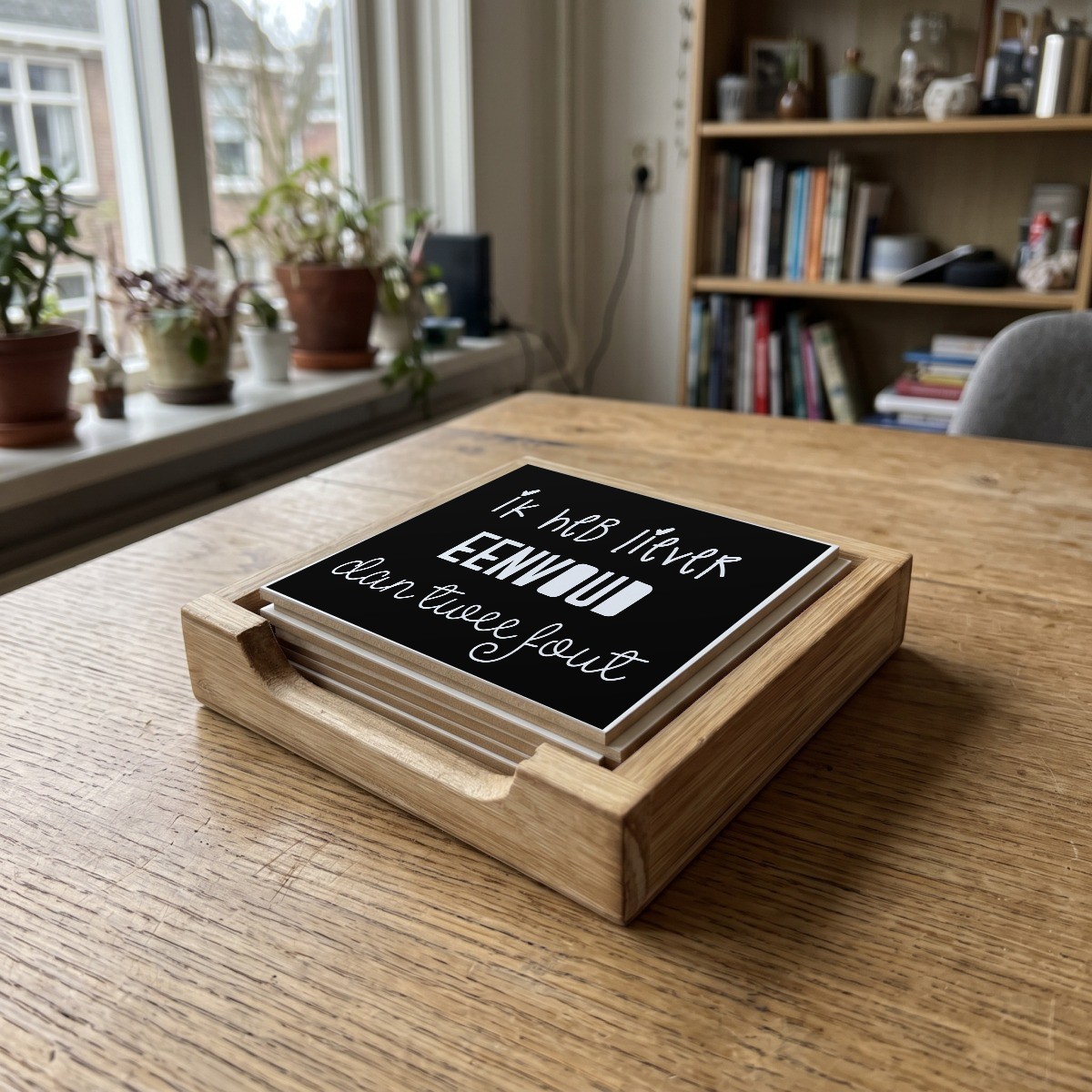 Nederlandse Quotes Zwart 022, houten onderzetter in het houten bakje (het houten bakje is apart verkrijgbaar)