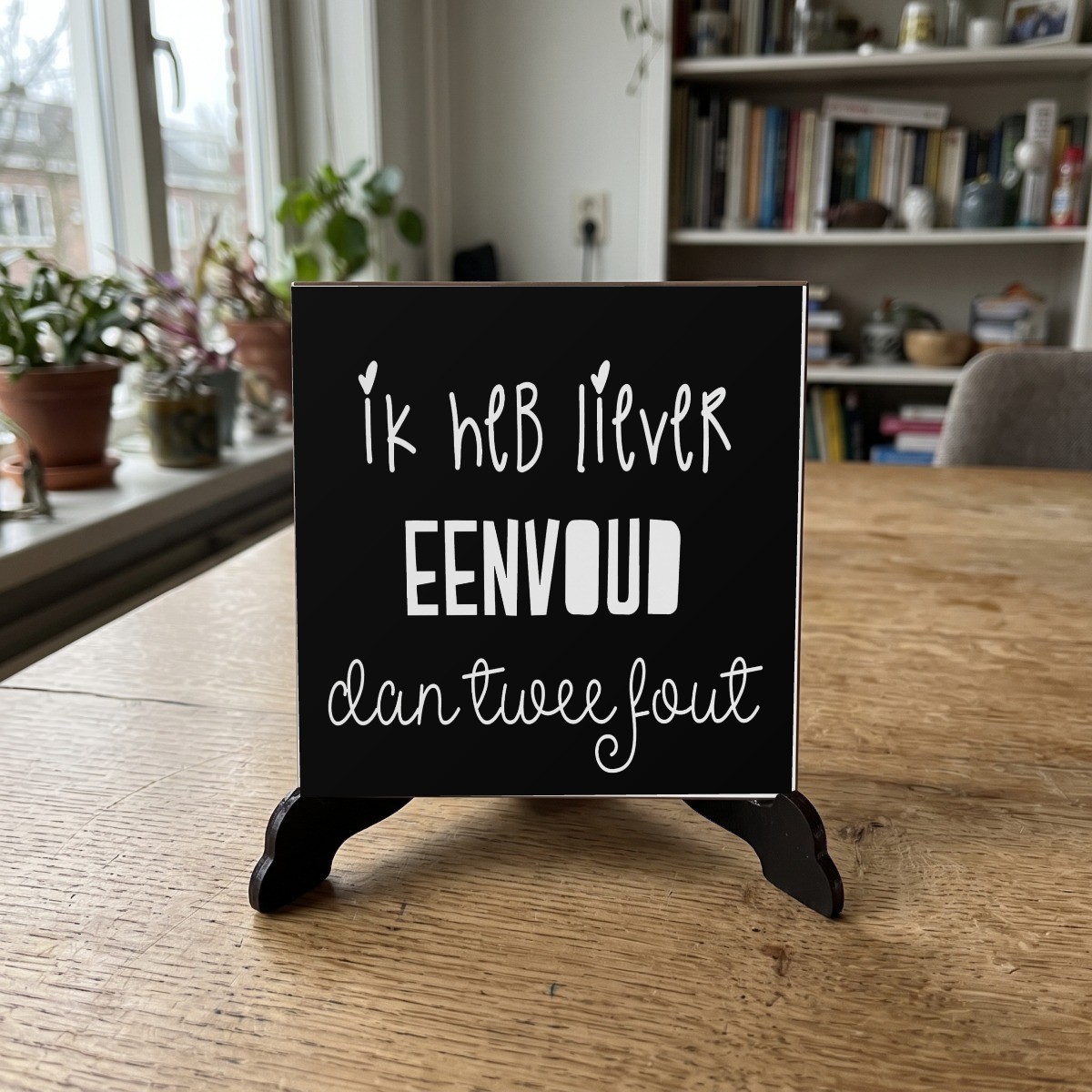 Nederlandse Quotes Zwart 022, houten onderzetter op de standaard (de standaard is apart verkrijgbaar)