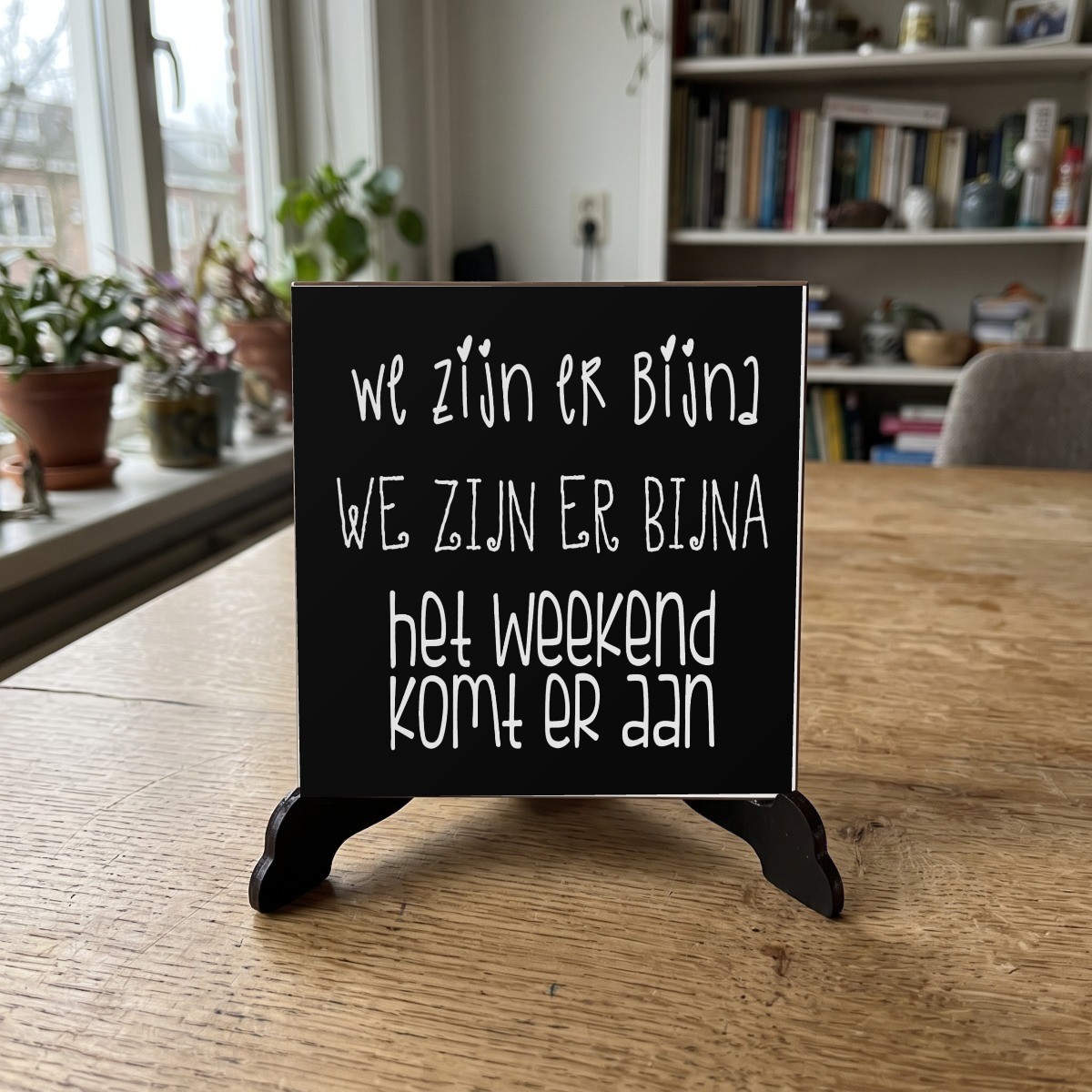Nederlandse Quotes Zwart 035, houten onderzetter op de standaard (de standaard is apart verkrijgbaar)