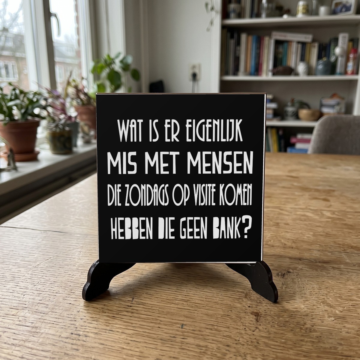 Nederlandse Quotes Zwart 068, houten onderzetter op de standaard (de standaard is apart verkrijgbaar)