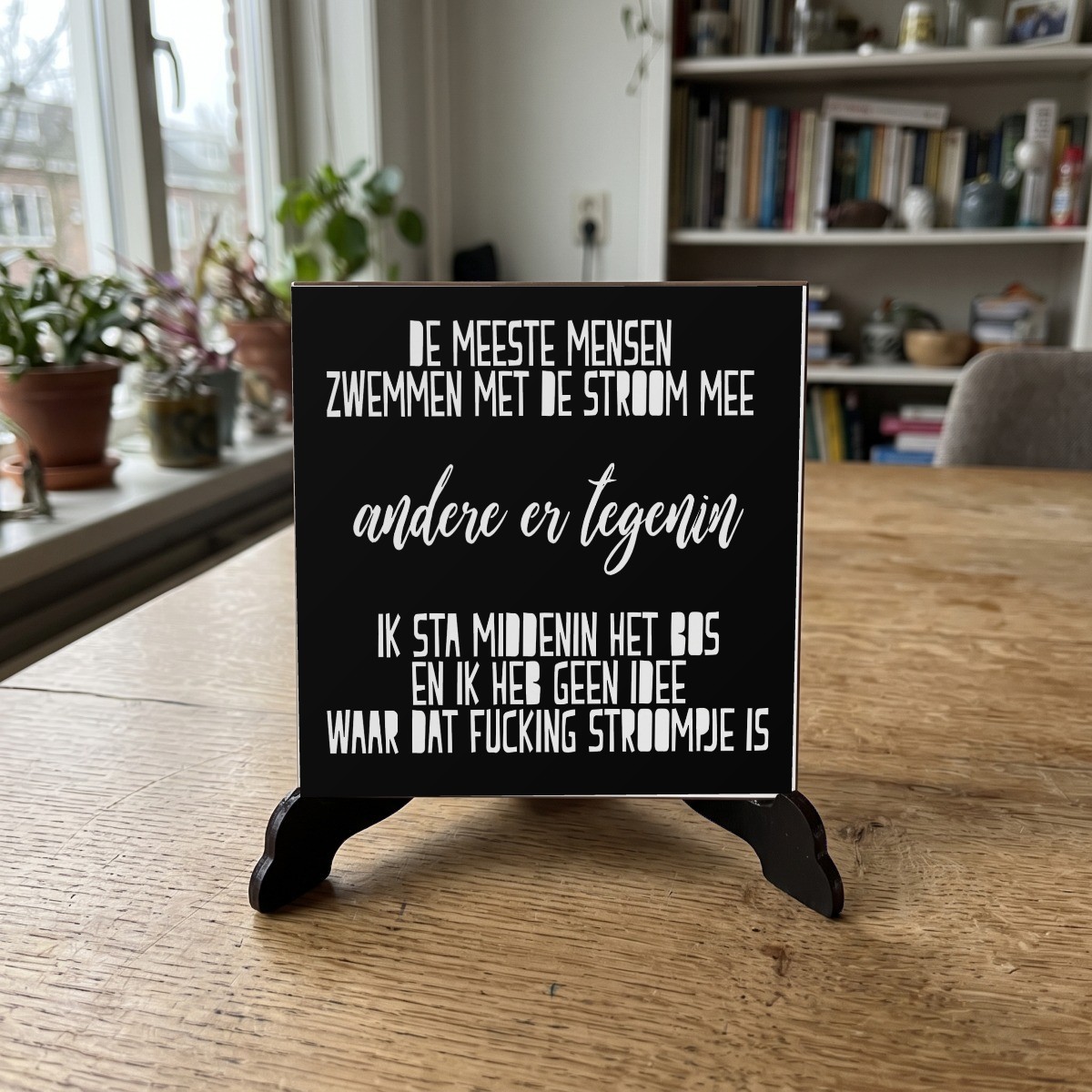 Nederlandse Quotes Zwart 090, houten onderzetter op de standaard (de standaard is apart verkrijgbaar)