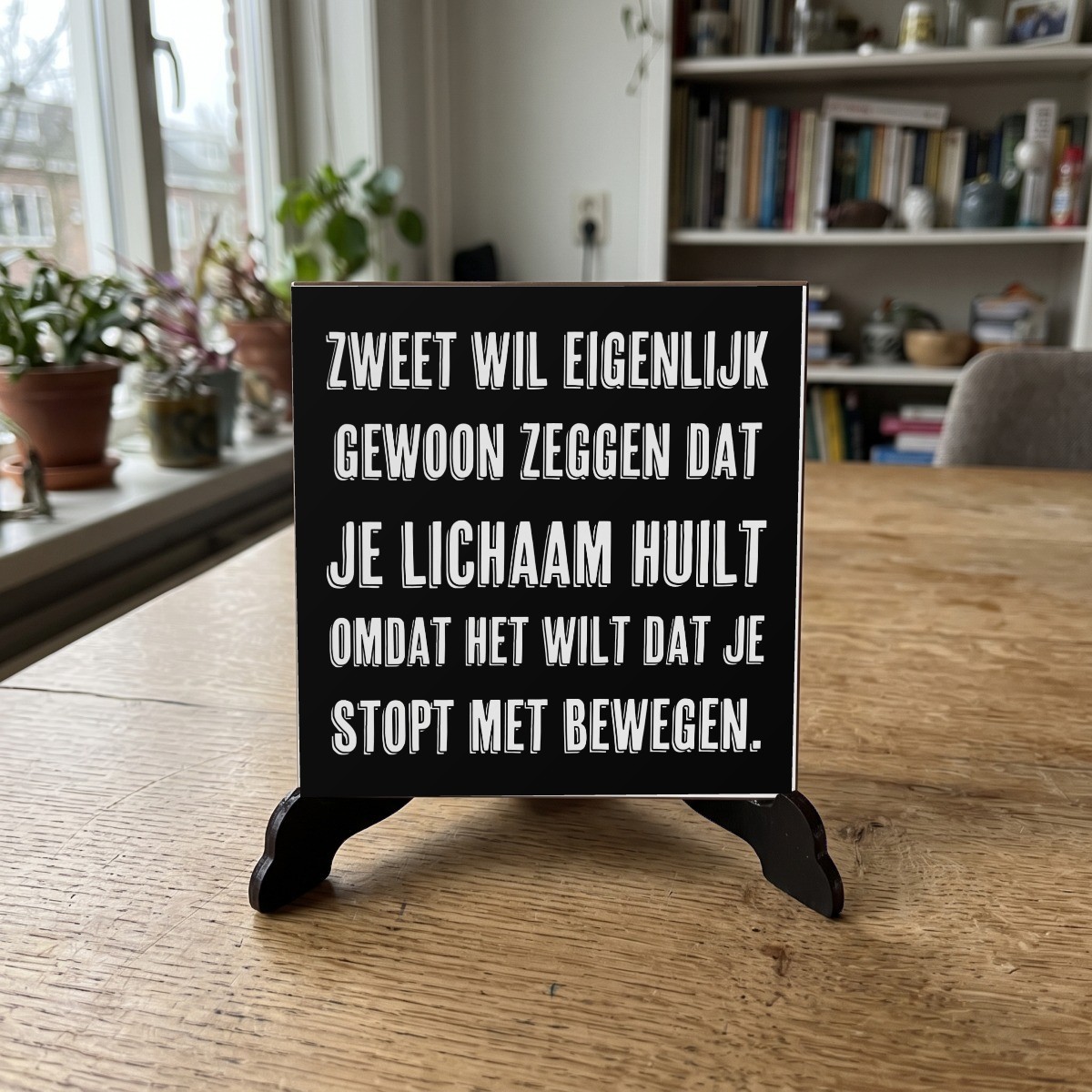 Nederlandse Quotes Zwart 099, houten onderzetter op de standaard (de standaard is apart verkrijgbaar)