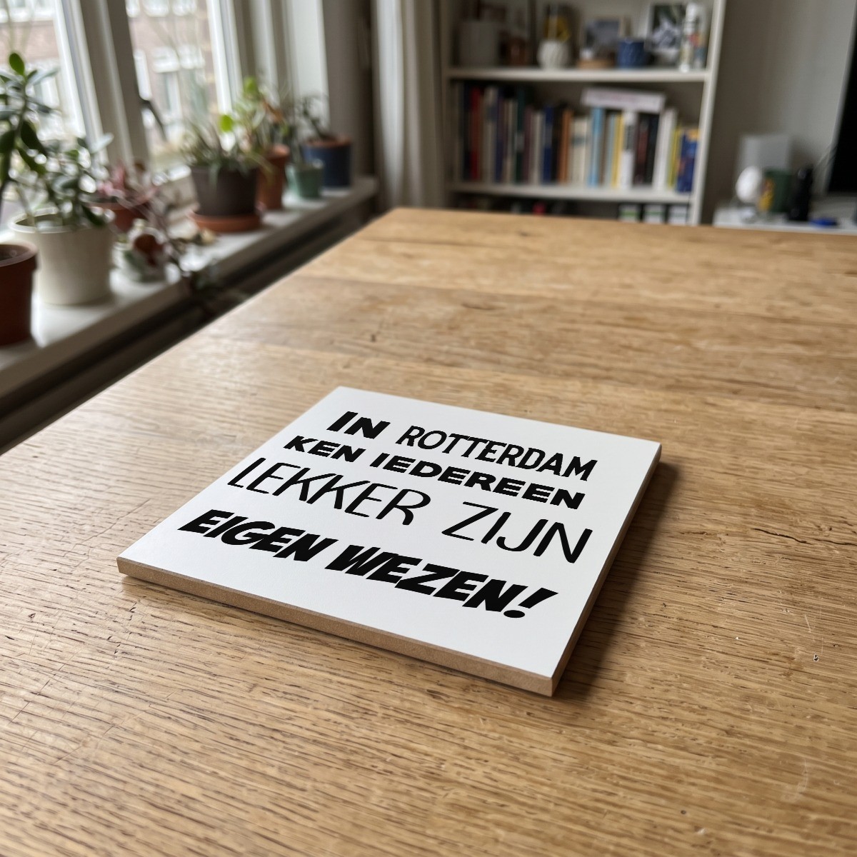 Rotterdamse quote wit 006, gedrukt op een houten onderzetter