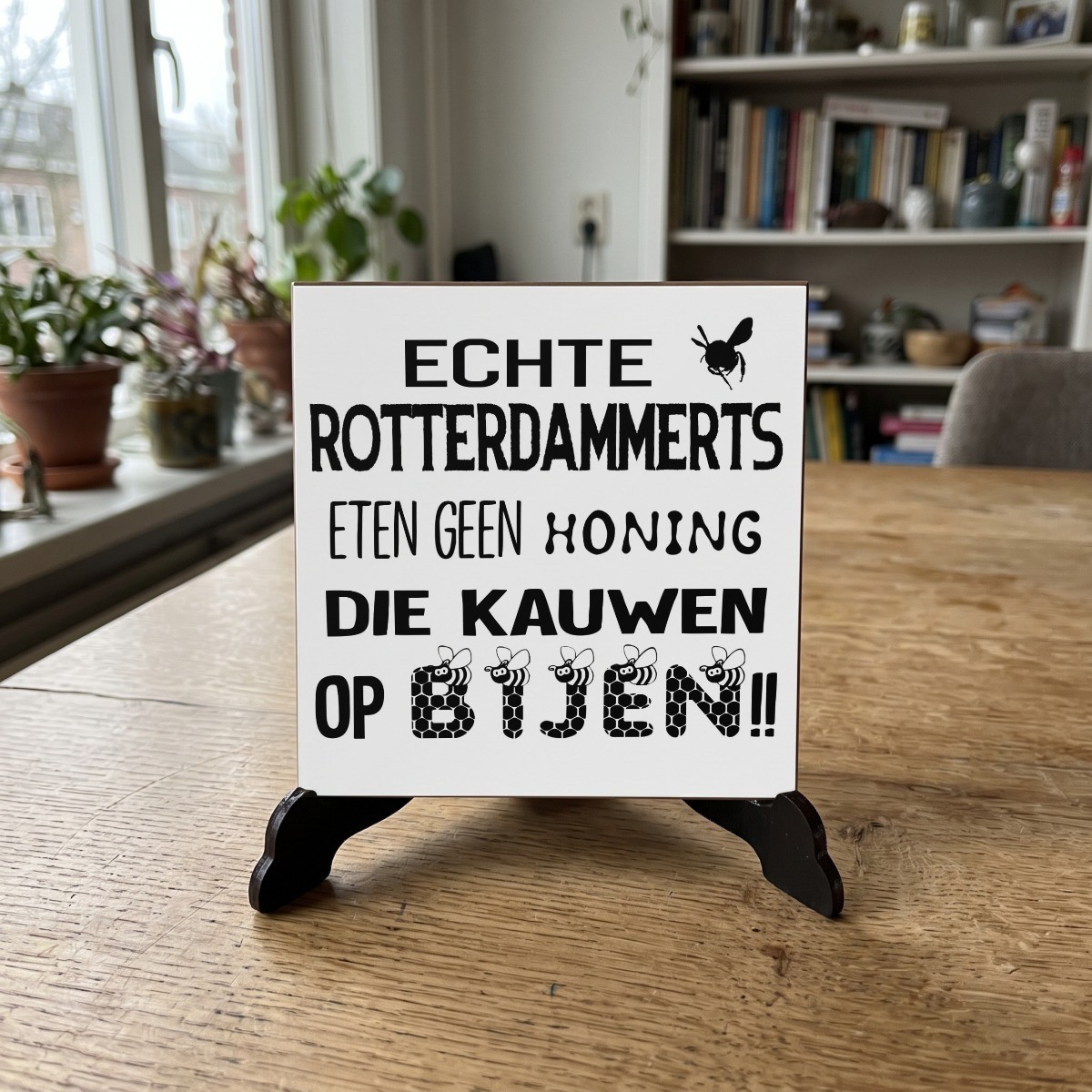 Rotterdamse quote wit 013, houten onderzetter op de standaard (de standaard is apart verkrijgbaar)