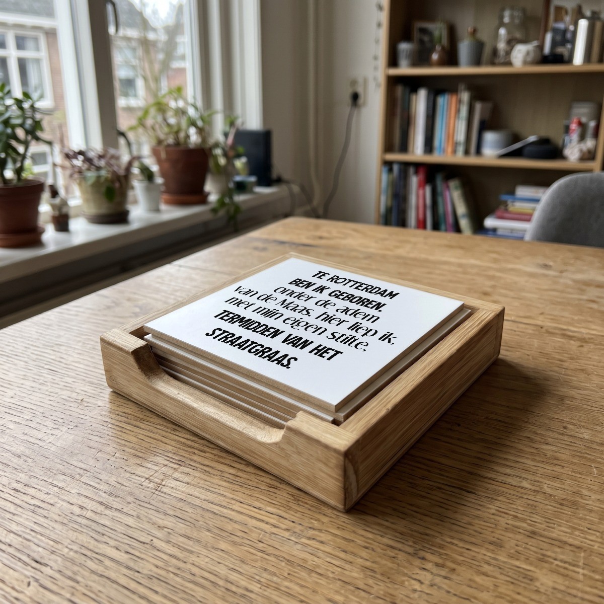 Rotterdamse quote wit 021, houten onderzetter in het houten bakje (het houten bakje is apart verkrijgbaar)