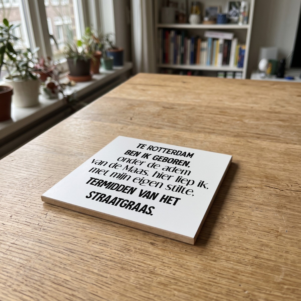 Rotterdamse quote wit 021, gedrukt op een houten onderzetter