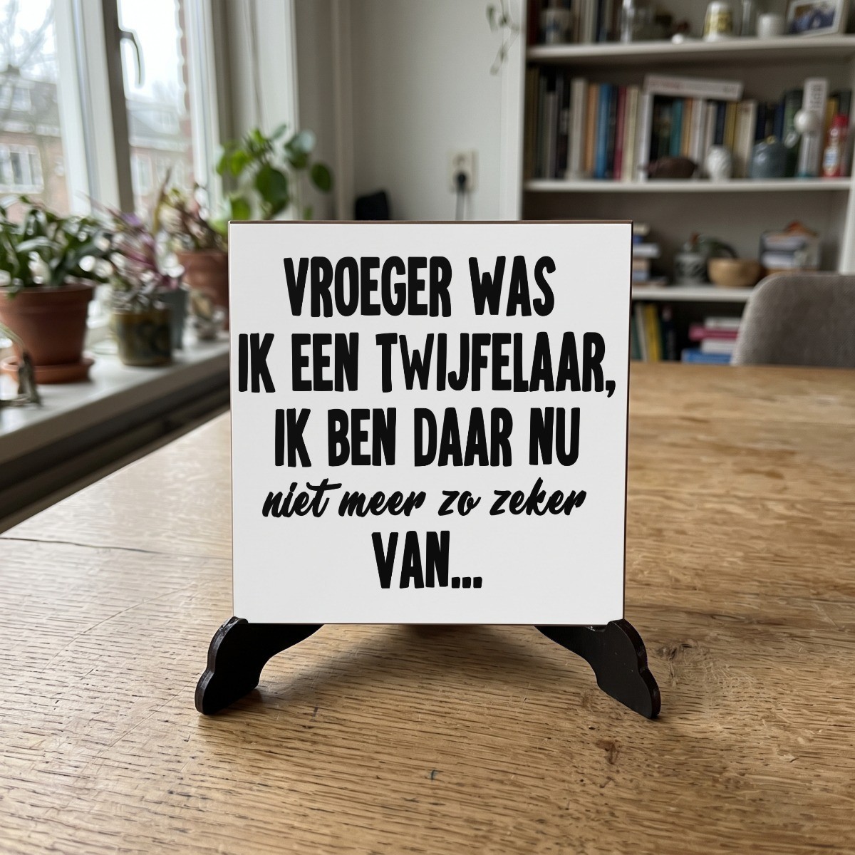 Rotterdamse quote wit 029, houten onderzetter op de standaard (de standaard is apart verkrijgbaar)