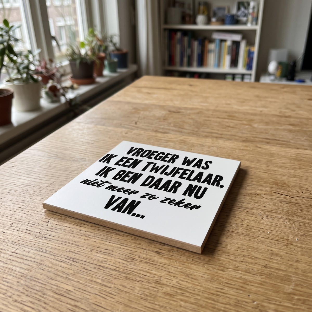 Rotterdamse quote wit 029, gedrukt op een houten onderzetter