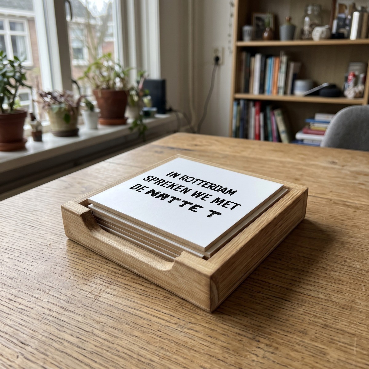 Rotterdamse quote wit 058, houten onderzetter in het houten bakje (het houten bakje is apart verkrijgbaar)