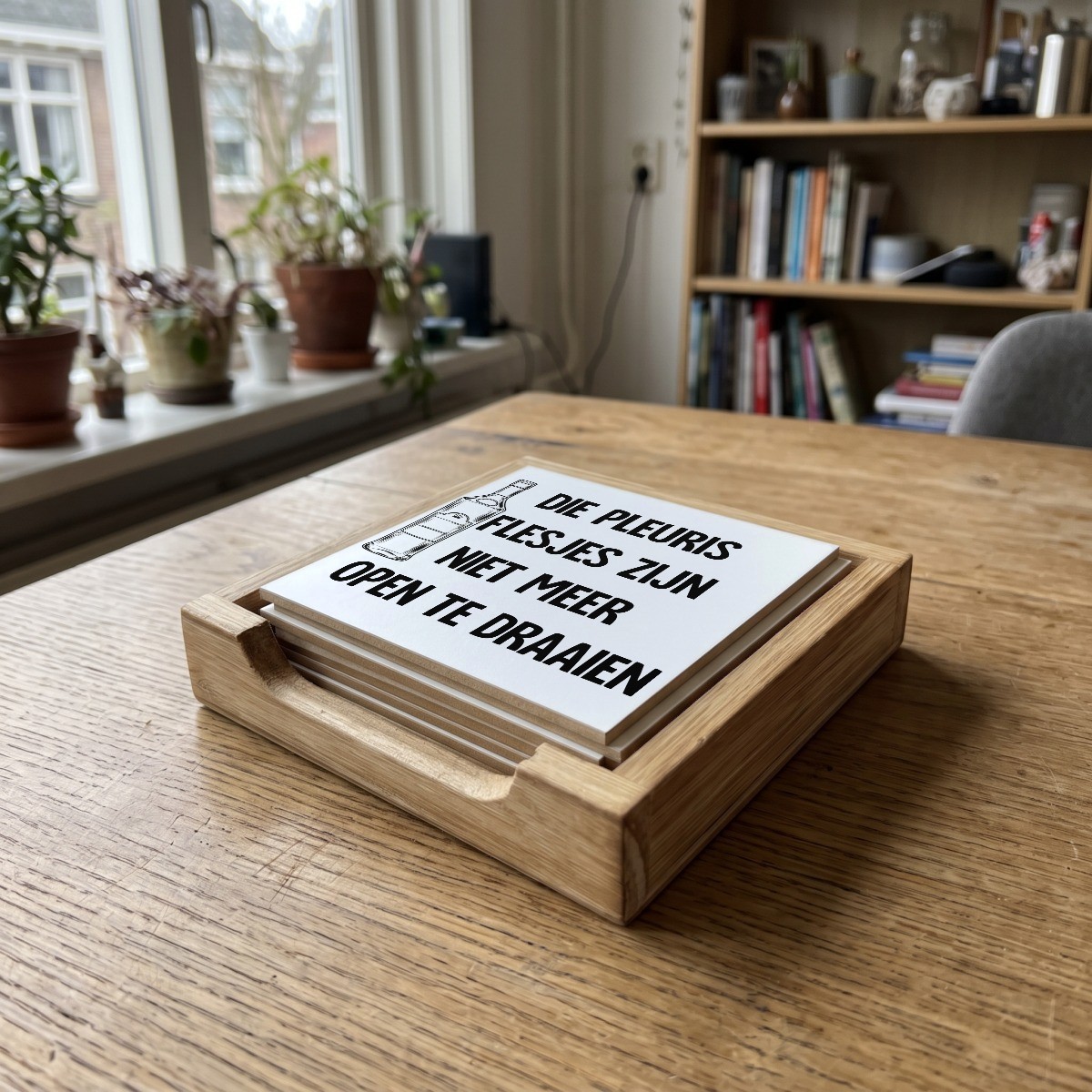 Rotterdamse quote wit 059, houten onderzetter in het houten bakje (het houten bakje is apart verkrijgbaar)