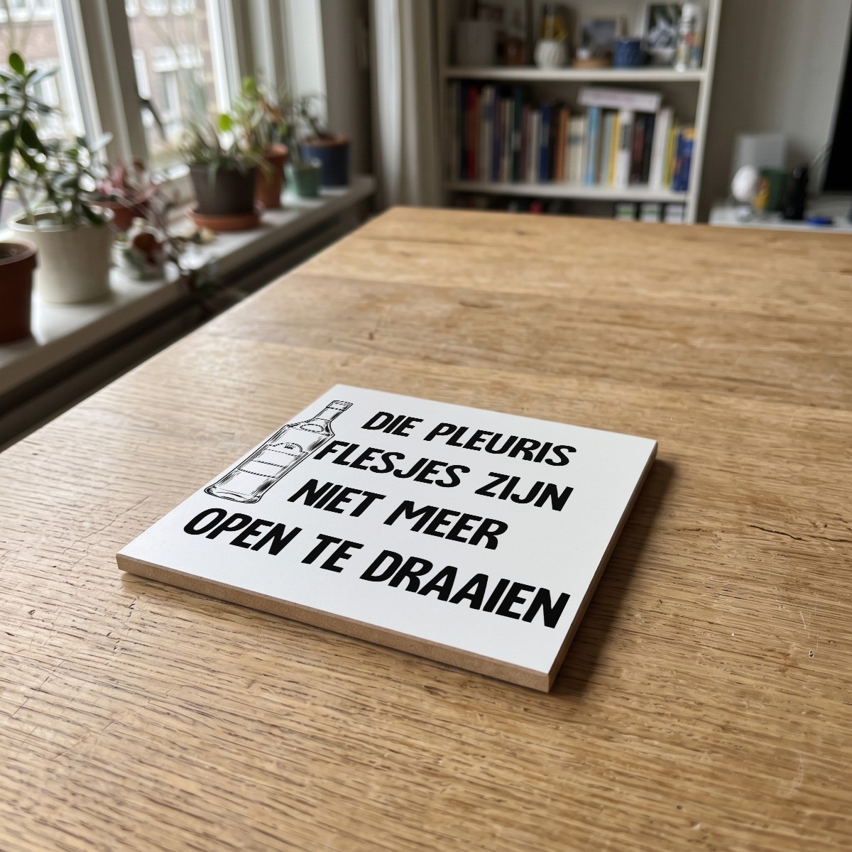 Rotterdamse quote wit 059, gedrukt op een houten onderzetter