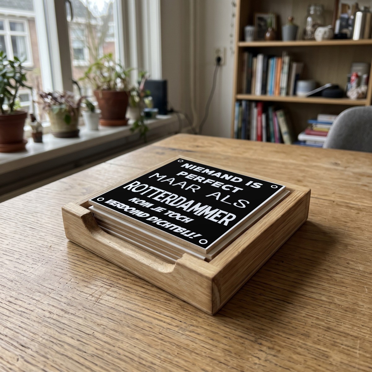 Rotterdamse quote zwart 003, houten onderzetter in het houten bakje (het houten bakje is apart verkrijgbaar)