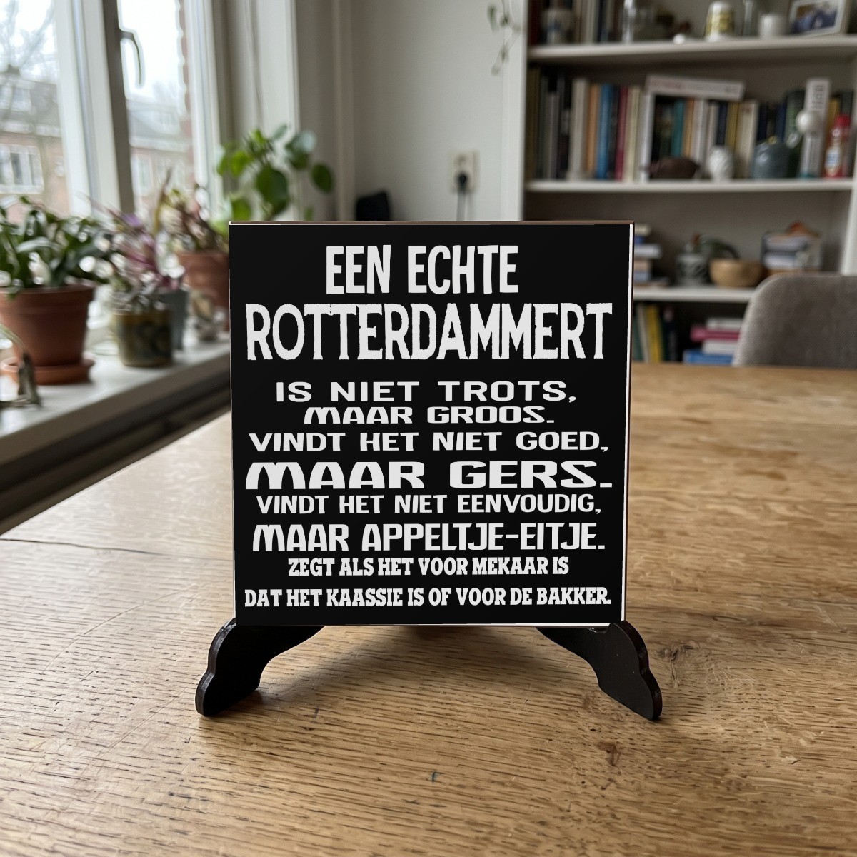 Rotterdamse quote zwart 010, houten onderzetter op de standaard (de standaard is apart verkrijgbaar)