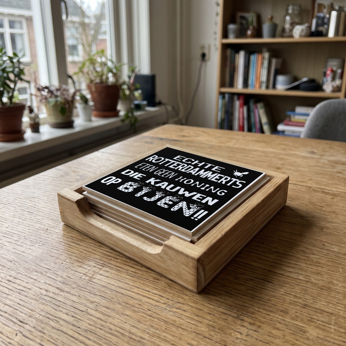 Rotterdamse quote zwart 013, houten onderzetter in het houten bakje (het houten bakje is apart verkrijgbaar)