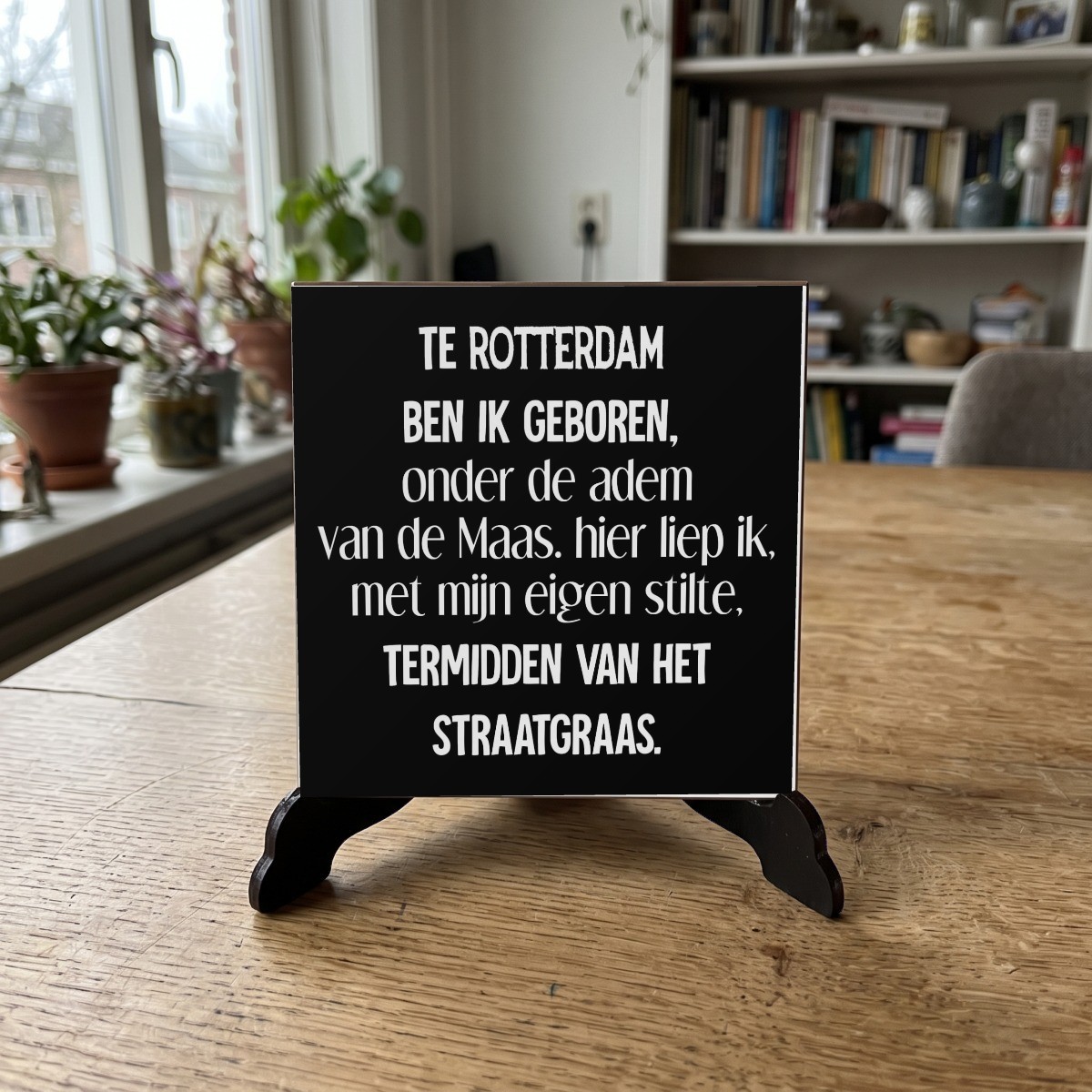 Rotterdamse quote zwart 021, houten onderzetter op de standaard (de standaard is apart verkrijgbaar)
