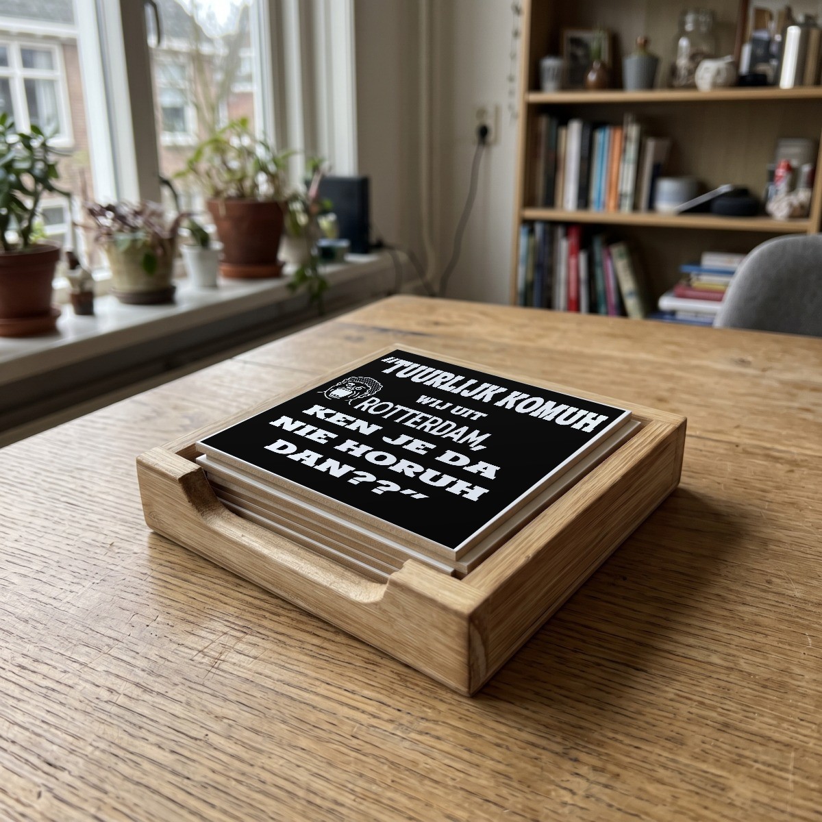Rotterdamse quote zwart 024, houten onderzetter in het houten bakje (het houten bakje is apart verkrijgbaar)