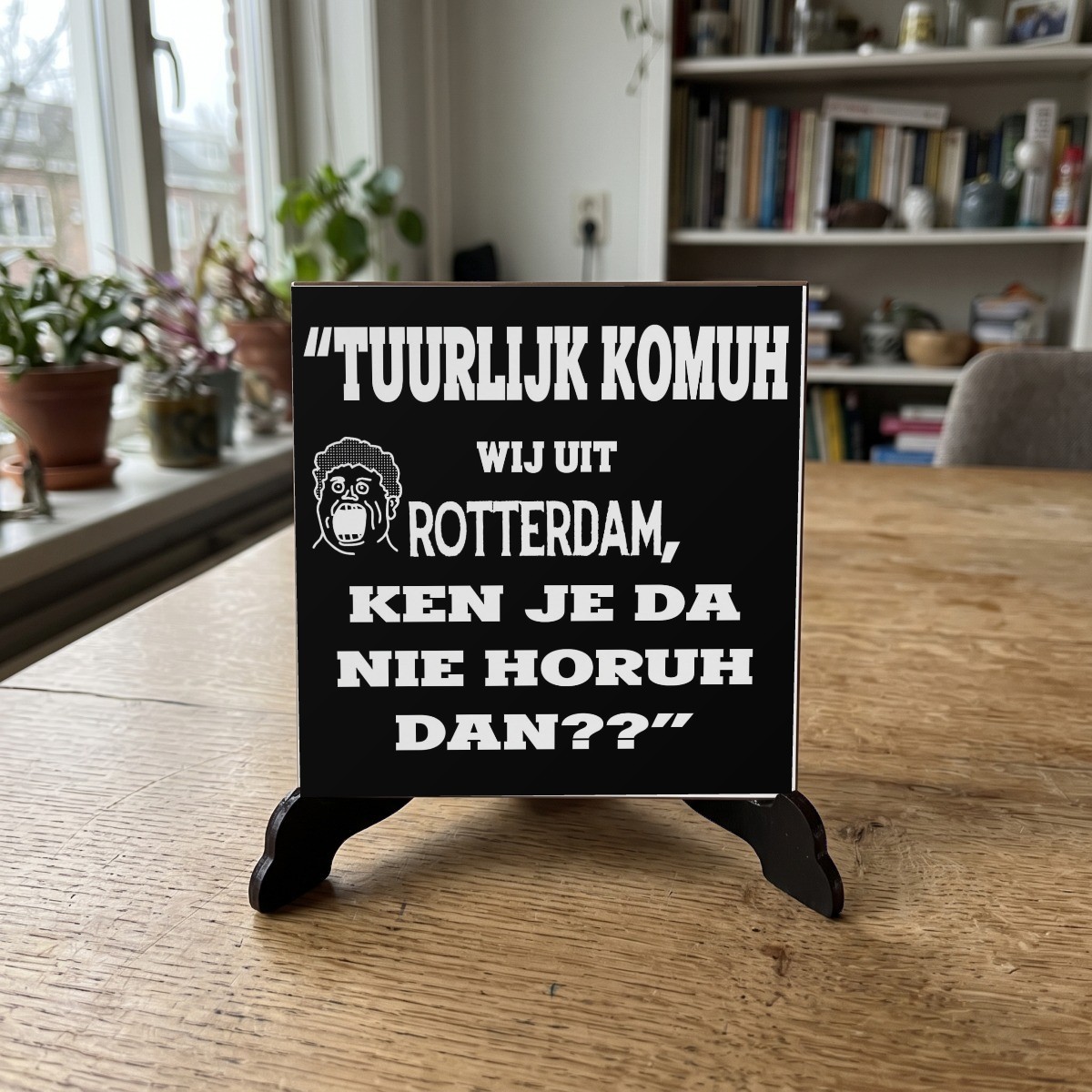 Rotterdamse quote zwart 024, houten onderzetter op de standaard (de standaard is apart verkrijgbaar)