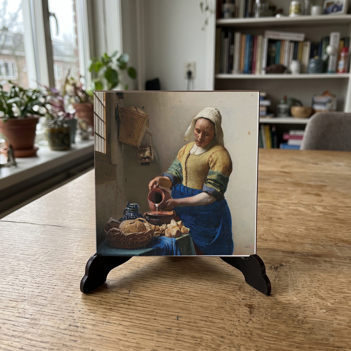 Vermeer 01, houten onderzetter op de standaard (de standaard is apart verkrijgbaar)