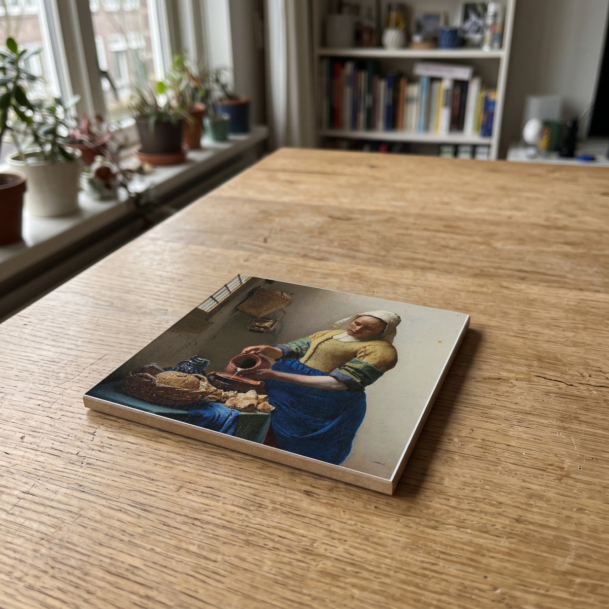 Vermeer 01, gedrukt op een houten onderzetter