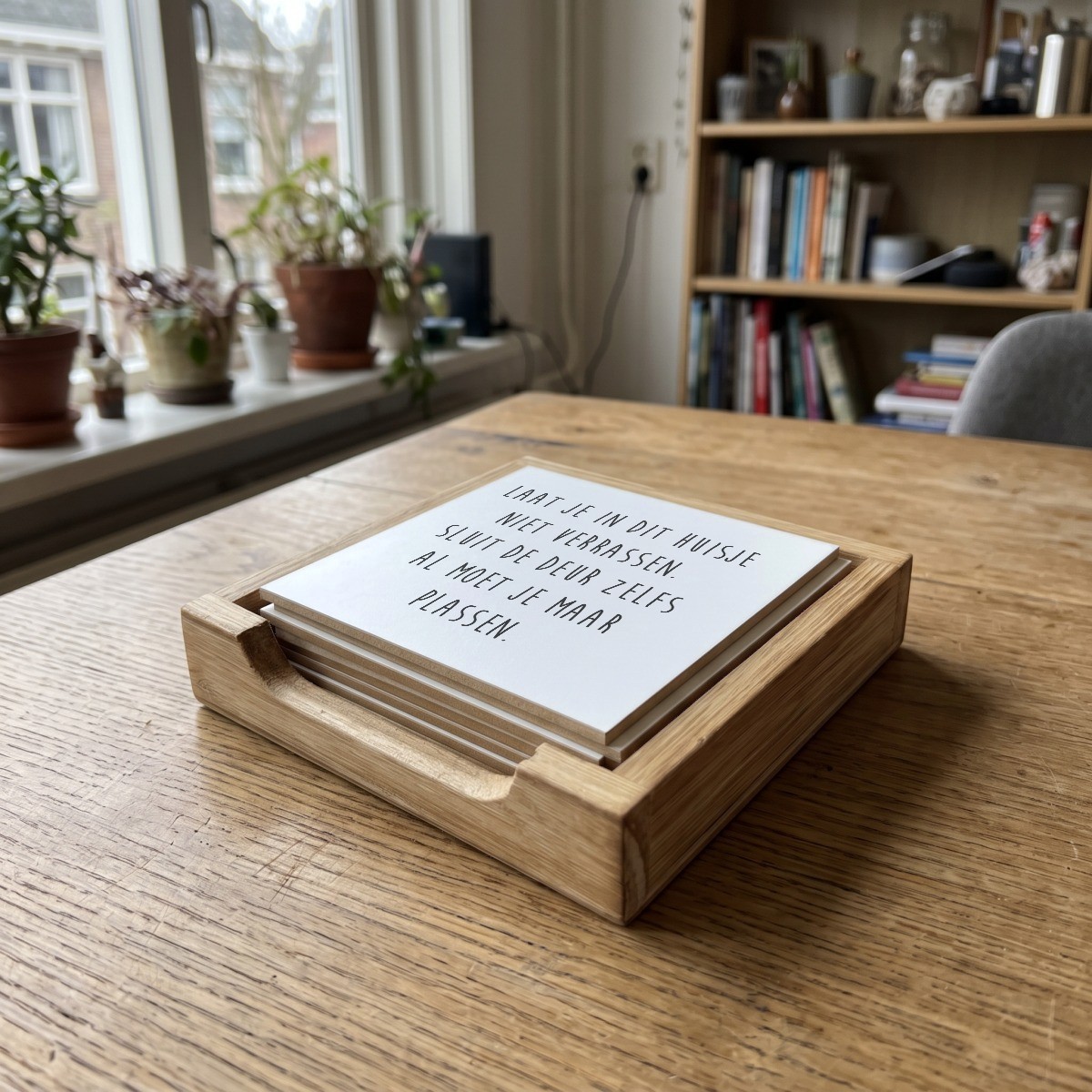 WC quote wit 055, houten onderzetter in het houten bakje (het houten bakje is apart verkrijgbaar)