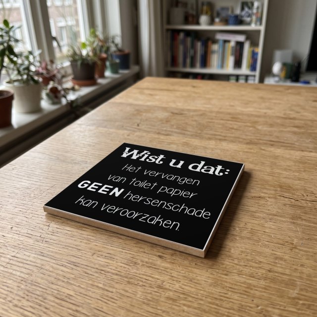 WC quote zwart 033, gedrukt op een houten onderzetter