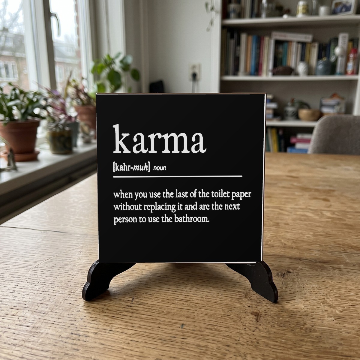 WC quote zwart 053, houten onderzetter op de standaard (de standaard is apart verkrijgbaar)