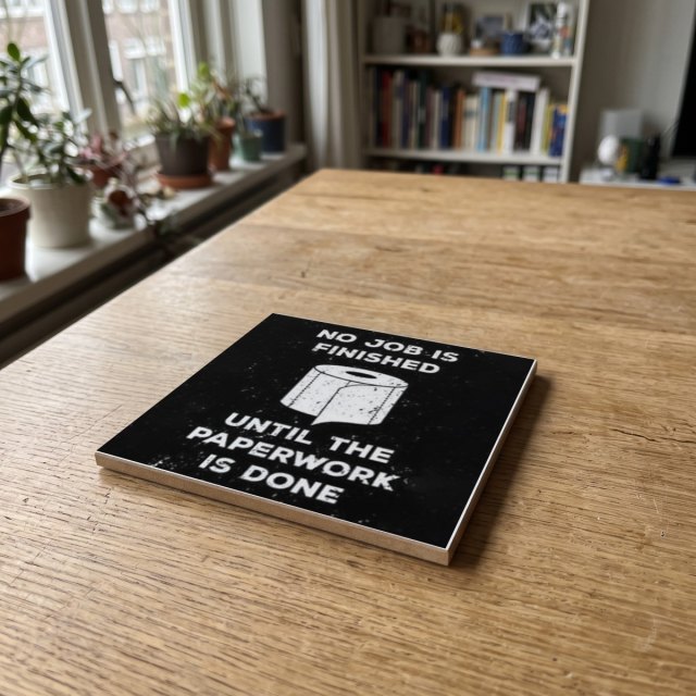 WC quote zwart 065, gedrukt op een houten onderzetter