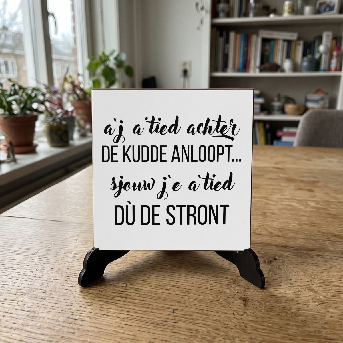 Zeeuwse quote wit 014, houten onderzetter op de standaard (de standaard is apart verkrijgbaar)